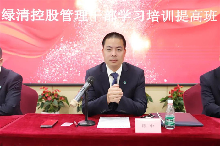 1-2112130UA4144.jpg