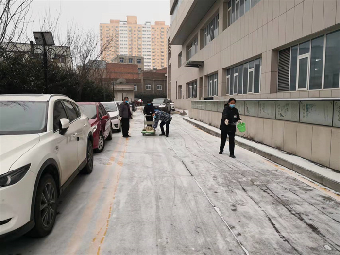 践行绿清精神！洛阳分公司：铲冰除雪，为医患人员打开安全通道(图1)