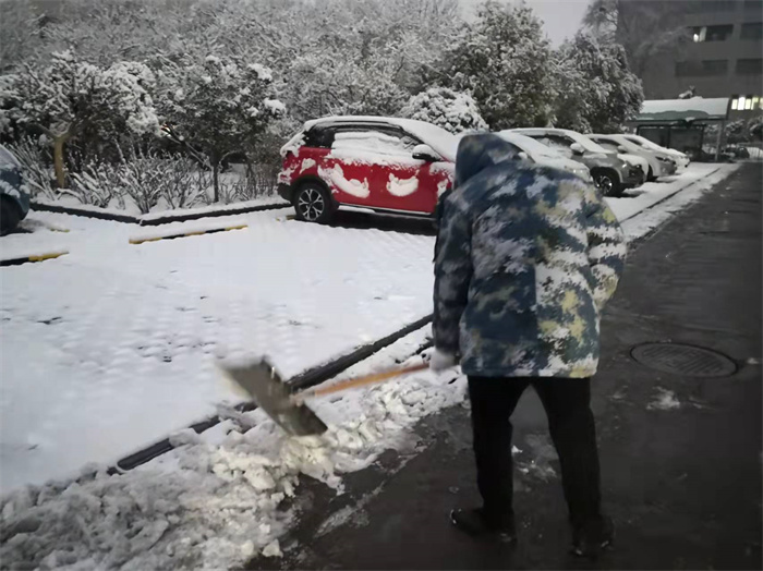 践行绿清精神！洛阳分公司：铲冰除雪，为医患人员打开安全通道(图3)